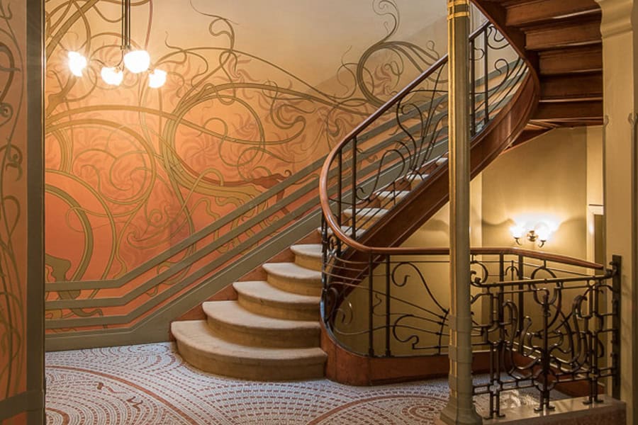 Escalier élégant dans un décor Art Nouveau à Bruxelles, au Festival ANTE.