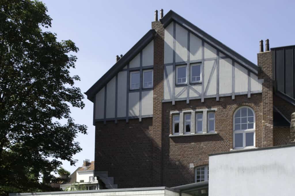 Rencontre artistique à Bruxelles lors du festival ANTE, avec une architecture mixte moderne et traditionnelle.